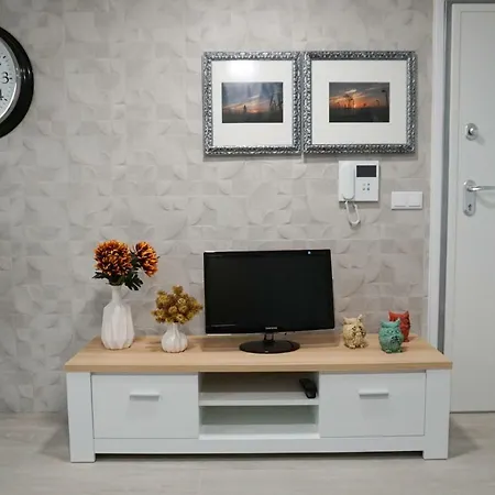 Apartment House - Centre Of The Village *